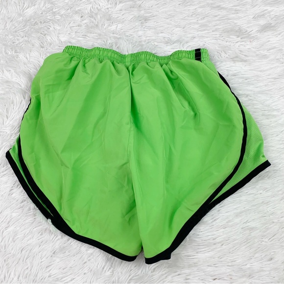Nike training short in neon green - Picture 5 of 7